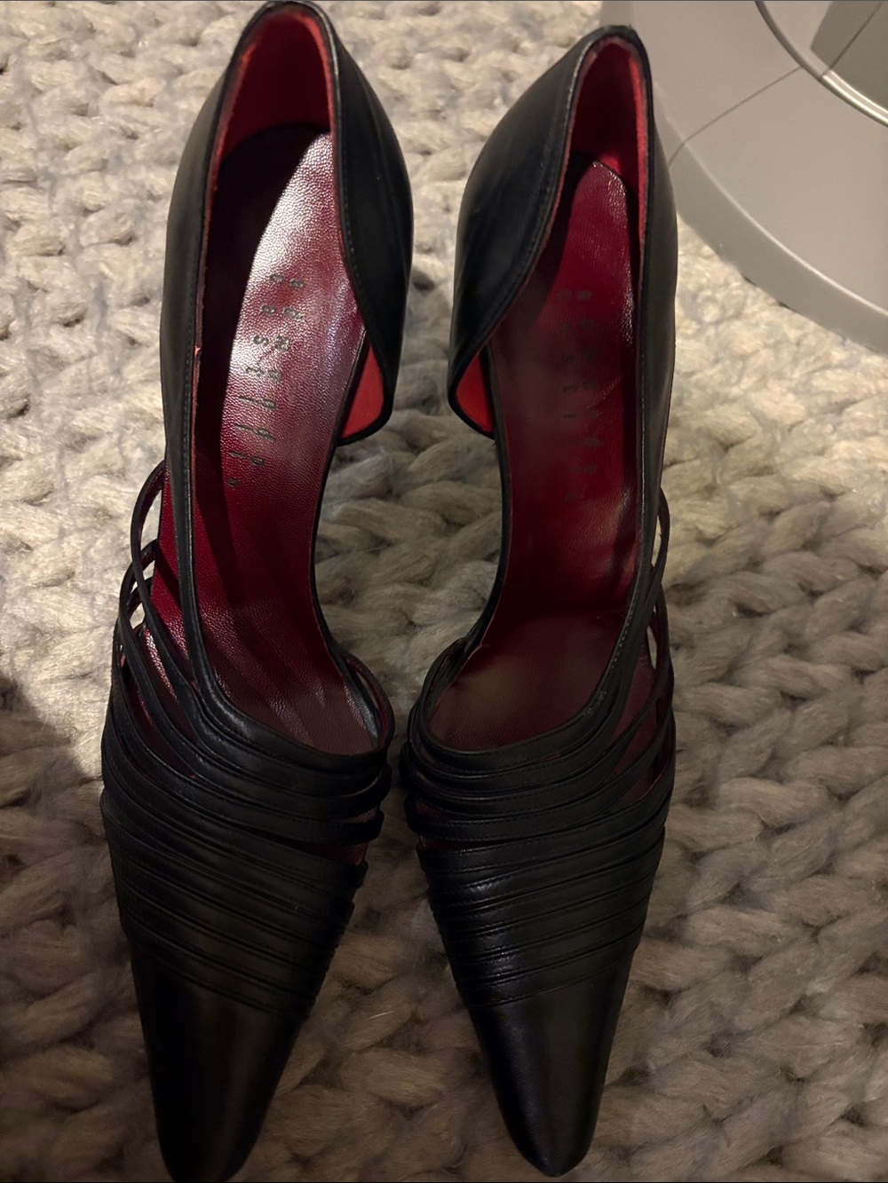 Black Pointed-Strap Women's Pumps - Brand Unspecified